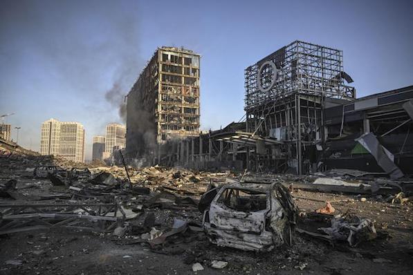 Guerra in Ucraina, raid aereo su un centro commerciale di Kiev: almeno 8 le vittime e decine i feriti