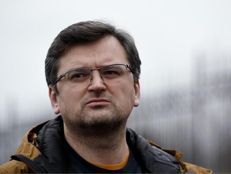Guerra in Ucraina, il ministro Kuleba si rivolge all’Italia: “Ci invii armi, il peggio non è ancora arrivato”