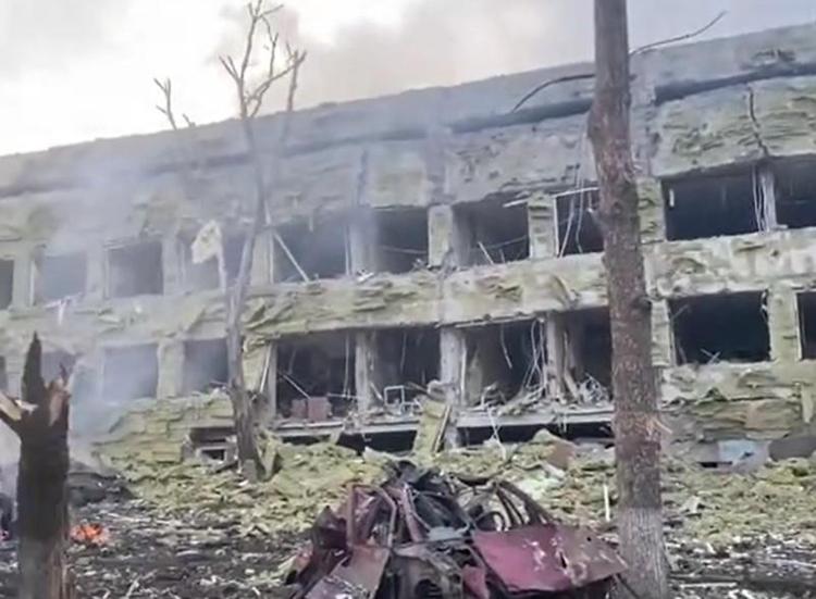 Guerra in Ucraina, nel raid aereo russo colpito l’ospedale pediatrico di Mariupol: tre persone uccise tra cui un bimbo di 6 annni