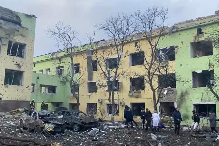 Guerra in Ucraina, una donna è morta con il suo bambino sotto le bombe russe a Mariupol