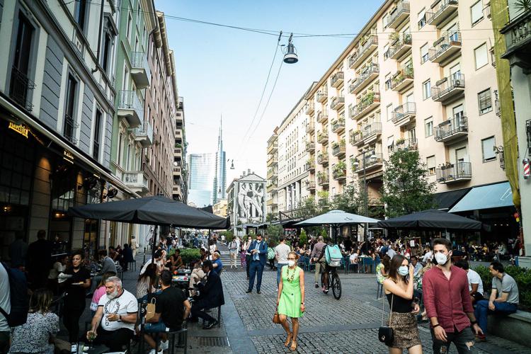 Covid, domani termina lo stato di emergenza: cosa cambia in materia di mascherine, scuole, lavoro, green pass e locali