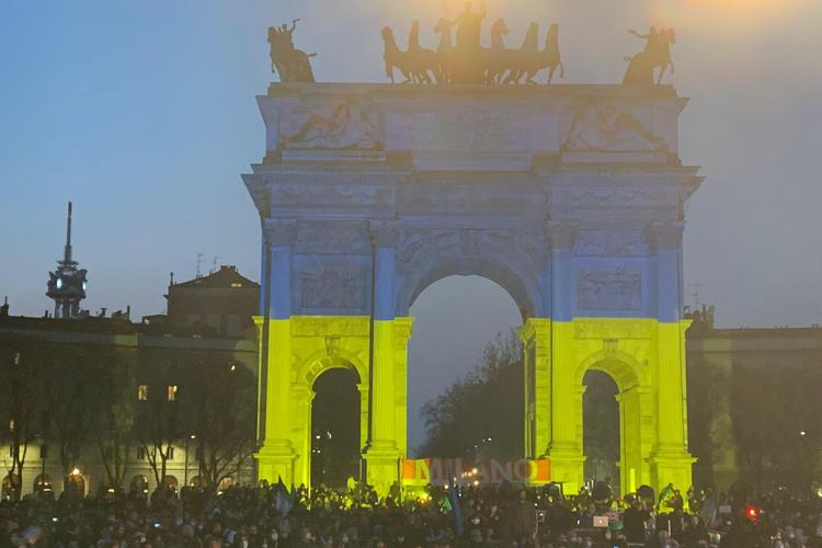 Guerra in Ucraina, a Milano l’Arco della Pace si “tinge” dei colori di Kiev