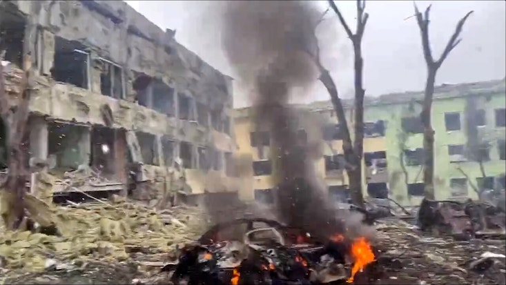 Guerra in Ucraina, secondo Zelensky a Mariupul “Sono decine di migliaia le vittime tra i civili”