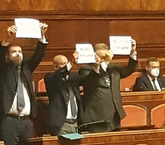 Governo, tensioni in Aula dopo il voto sugli aiuti militari per l’Ucraina