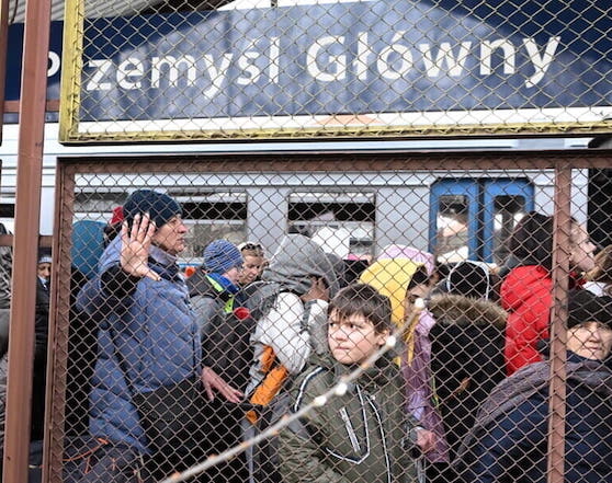Guerra in Ucraina, in fuga oltre 1,5 milioni di profughi dalle bombe. L’Italia ribadisce il sostegno umanitario e militare a Kiev