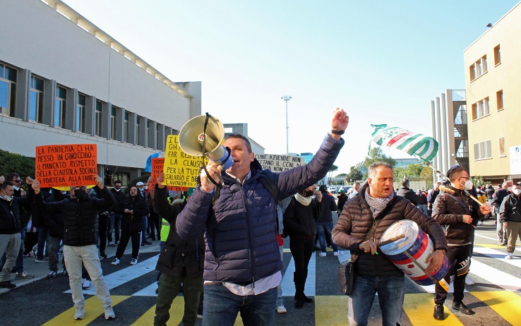 Roma, a Fiumicino flash mob dei lavoratori Alitalia: in forte ritardo i pagamenti della cassa integrazione