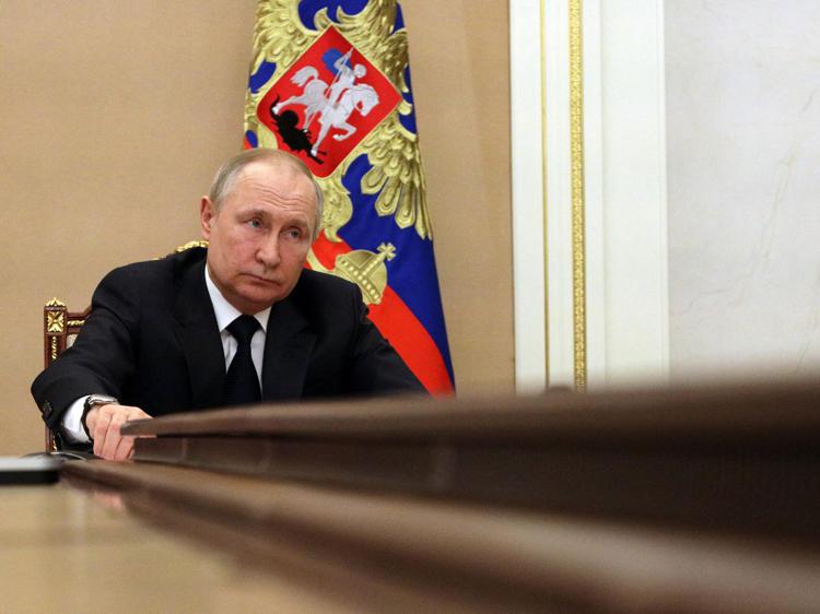 Guerra in Ucraina, l’annuncio di Putin: “I paesi che acquistano gas dalla Russia dovranno pagare in rubli”