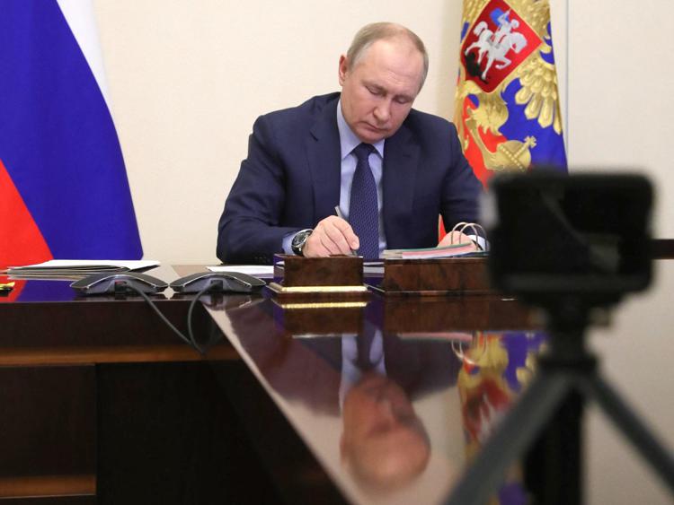 Russia, Putin ribadisce: “Pagamenti del gas in rubli o niente forniture”. L’Occidente: “Non ci faremo ricattare”