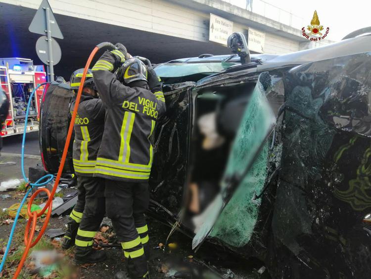 Roma, incidente stradale sulla Tangenziale: precipita un’auto dallo svincolo sopraelevato, muore un 43enne