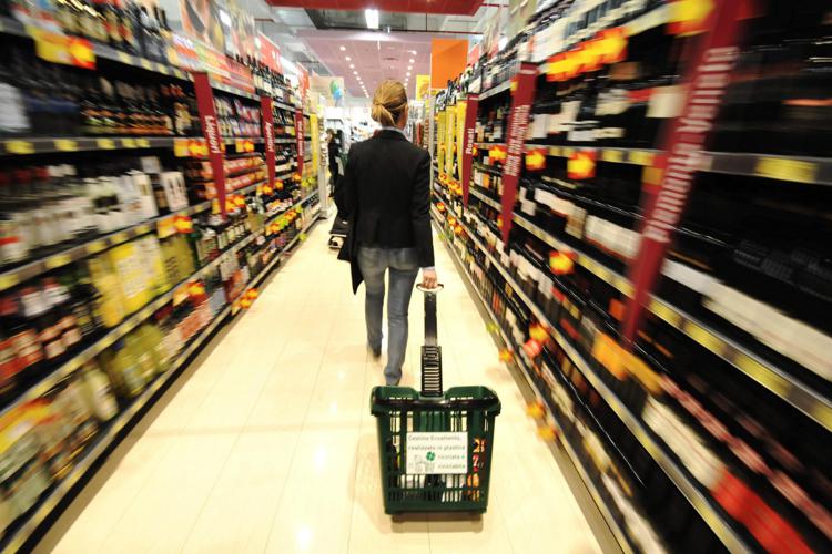 Effetto guerra in Ucraina, gli Italiani temono aumenti dei prodotti alimentari nei supermarket