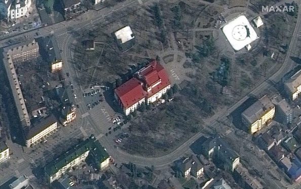 Guerra in Ucraina, secondo Human Rights Watch nel teatro di Mariupol c’erano almeno 500 civili