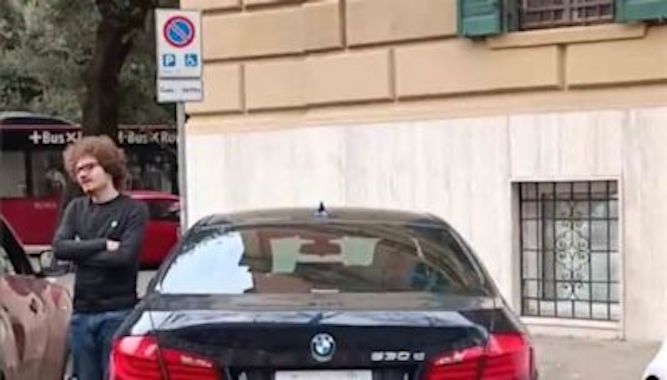 Roma, la denuncia del giornalista Gianluca Nicoletti: Il posteggio riservato al figlio disabile occupato da un’auto del corpo diplomatico