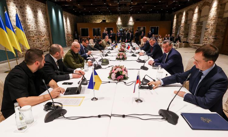 Guerra in Ucraina, nei colloqui di pace Kiev ha proposto un nuovo sistema di garanzie e l’accettazione della neutralità