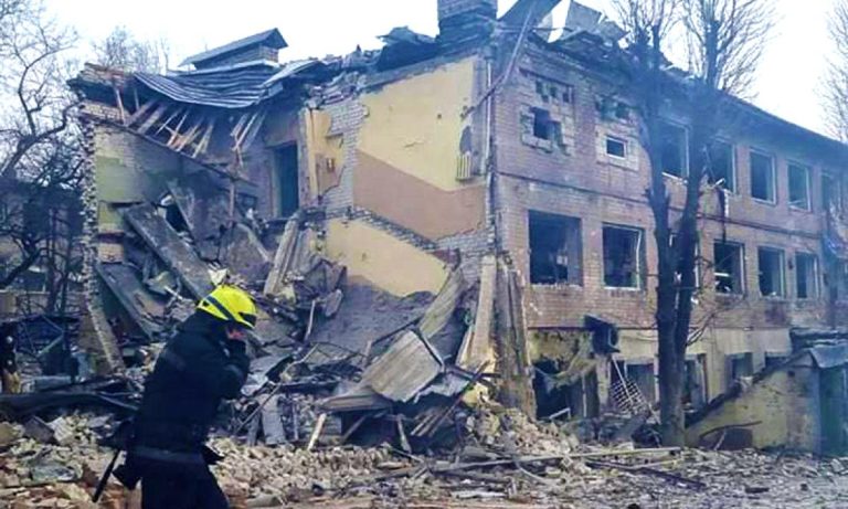 Guerra in Ucraina, per l’Unione europea “Quello che sta accadendo a Mariupol è un immenso crimine di guerra”