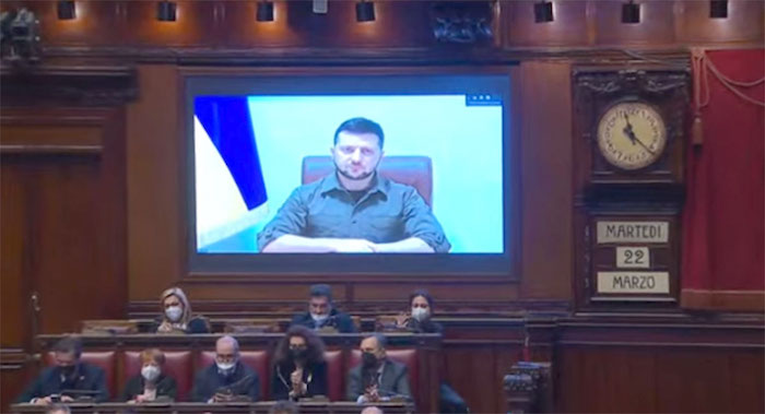 Il premier ucraino Zelensky in diretta al Parlamento italiano: “Le immani distruzioni sono responsabilità di una sola persona”
