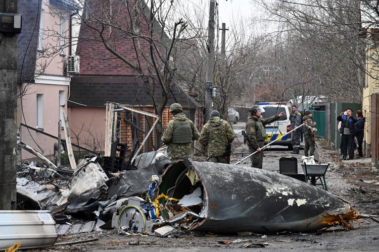 Guerra in Ucraina, secondo Kiev la Russia ha perso 9mila soldati, 33 aerei, 37 elicotteri, 251 tank e 105 pezzi di artiglieria