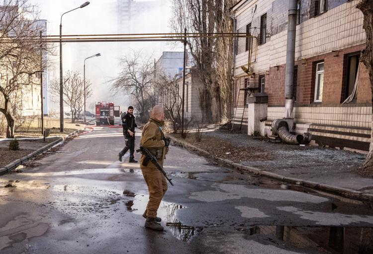 La Cnn diffonde un video in cui soldati russi uccidono due civili. In Ucraina al via i processi per crimini di guerra