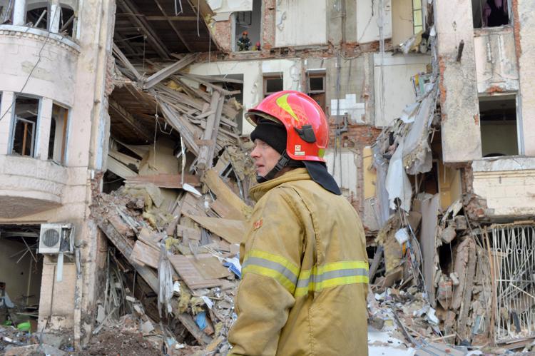 Guerra in Ucraina, un missile russo colpisce un palazzo nel quartiere di Darnytskyi: un morto e tre feriti