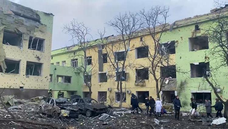 L’immane tragedia di Mariupol: la città è completamente distrutta, le persone bevono dalle pozzanghere