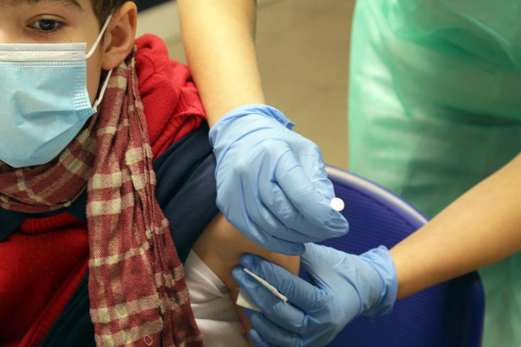 Covid, parla l’immunologo Abrignani: “Risale la curva, ma non c’è motivo di allarmarsi anzitempo”