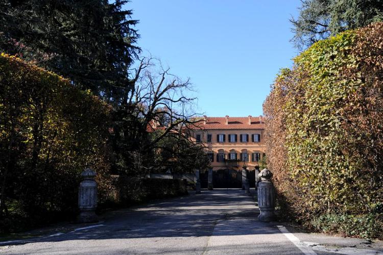 Processo Ruby ter, parla un maggiordomo di Berlusconi: “Il Bunga Bunga è la saletta dove dopo pranzo e cene ci si ritrova, è una specie di discoteca dove c’era musica”