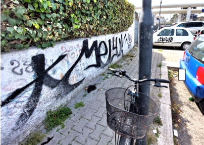 Writers imbrattano Cerenova: danni anche alle auto in sosta