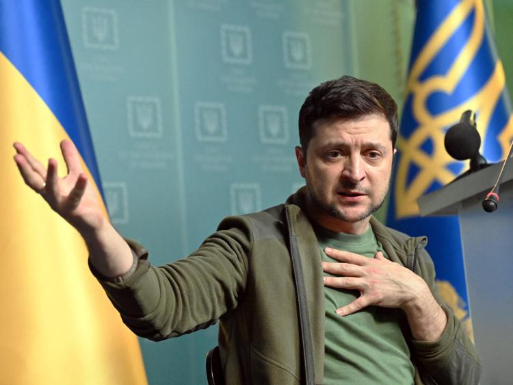 Guerra in Ucraina, parla il presidente Zelensky: “La Russia ha annunciato che bombarderà le imprese legate alla difesa. La maggior parte di esse sono nelle nostre città, circondate da civili”