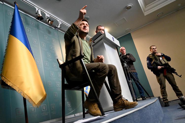 Guerra Russia-Ucraina, Zelensky risponde agli attacchi di Putin: “Per la prima volta nella storia dell’uomo uno Stato terrorista ha fatto ricorso al terrorismo nucleare”