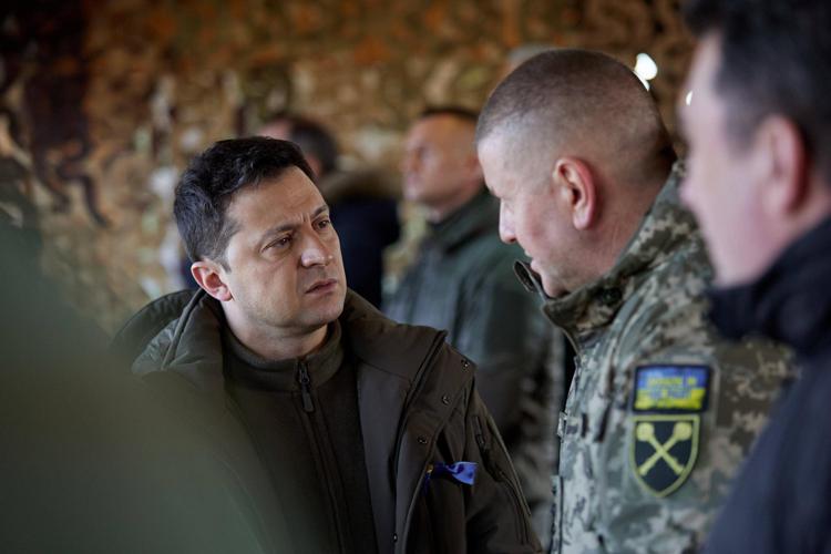 Guerra in Ucraina, per il premier Zelensky “Su Crimea e Donbass con la Russia possiamo discutere e si può trovare un compromesso”