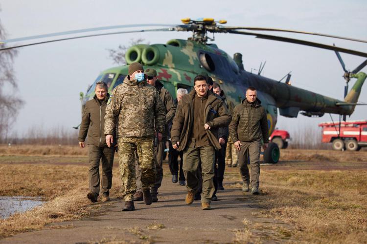 Guerra in Ucraina, per il premier Zelensky la Russia si prepara ad impiegare armi chimiche