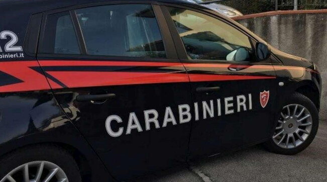 Caltagirone (Catania), un 20enne è stato fermato dai carabinieri con l’accusa di aver ferito a un braccio con un colpo di fucile un rivale in amore