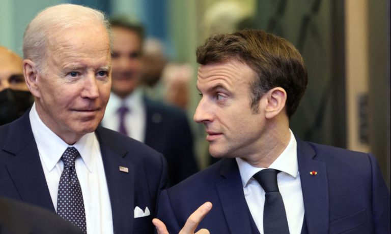 Guerra in Ucraina, Macron prende le distanze da Biden: “L’escalation verbale non aiuta a fermare il conflitto”