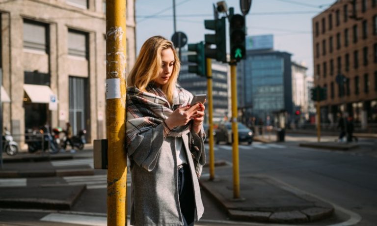 Cellulari, uno studio tedesco afferma di “Spegnerlo per vivere meglio e più felici”