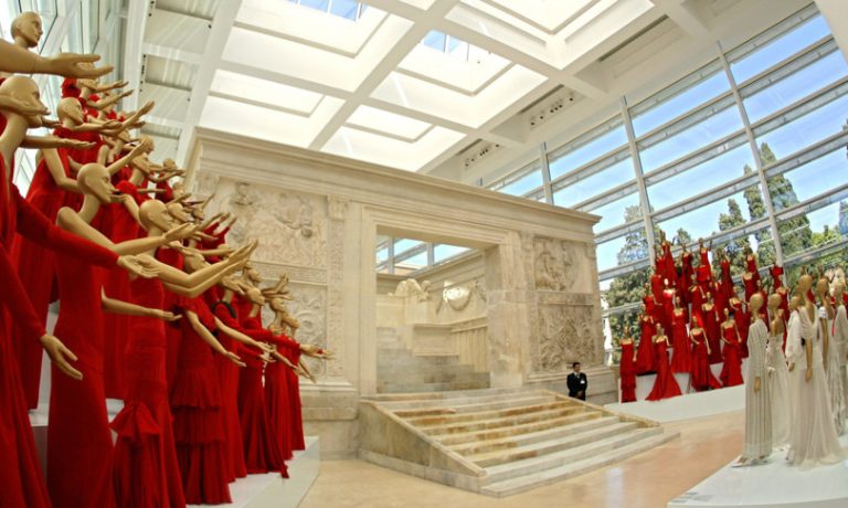 Sarà a Roma tra la scenografica piazza Mignanelli e Trinità dei Monti la prossima sfilata di Valentino Haute Couture Autunno/Inverno 2022-23.