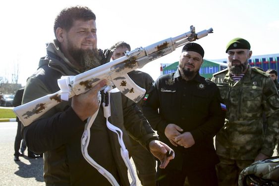 Guerra in Ucraina, il leader ceceno Kadyrov ha inviato al fronte tre suoi figli adolescenti