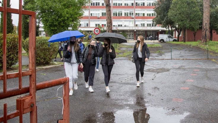 Roma, scandalo al liceo Montale, parla il legale della ex direttrice scolastica: “La sua vita è stata rasa al suolo”