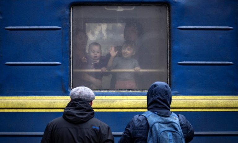 Guerra in Ucraina, è molto alto il pericolo per i bambini che fuggono dal conflitto finiscano nelle mani di organizzazioni criminali