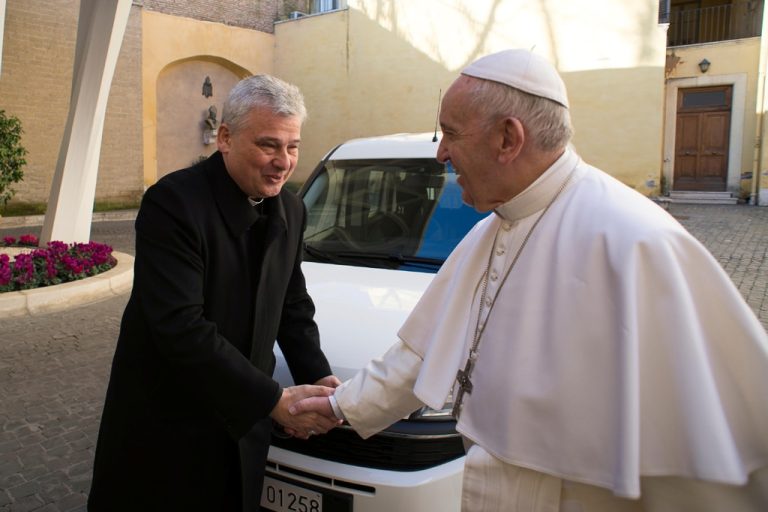 Guerra in Ucraina, domani l’elemosiniere del Papa si reca a Kiev e dona la seconda ambulanza