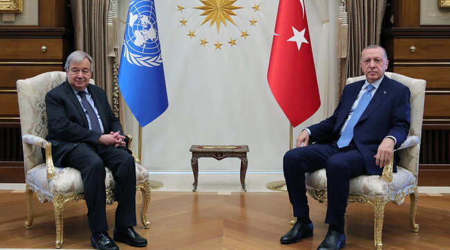 Guerra in Ucraina, Guterres (Onu) ed Erdogan: “Fermare il conflitto il prima possibile”. La risposta di Putin: “Cessate il fuoco al momento è impossibile”