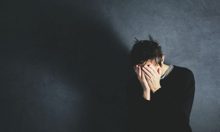 Effetto Covid, italiani più depressi durante le fasi di lockdown a causa della pandemia: colpiti anche i giovani tra i 18 e i 34 anni