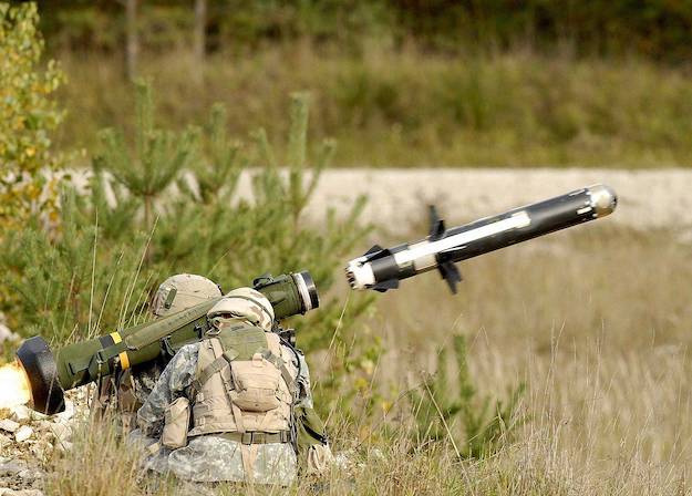 Guerra in Ucraina, gli Usa inviano a Kiev 12mila sistemi anti tank e 5mila missili Javelin e Stinger, fucili e munizioni