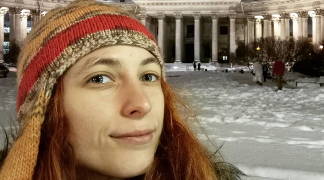 Russia, l’artista Skochilenko è stata arrestata a San Pietroburgo per “diffusione non autorizzata di notizie sulla guerra in Ucraina”