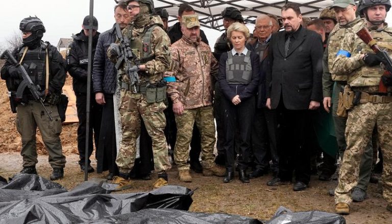 Guerra in Ucraina, Ursula von der Leyen sotto choc a Bucha: “Qui è successo l’impensabile. Abbiamo visto il volto crudele dell’esercito di Putin”