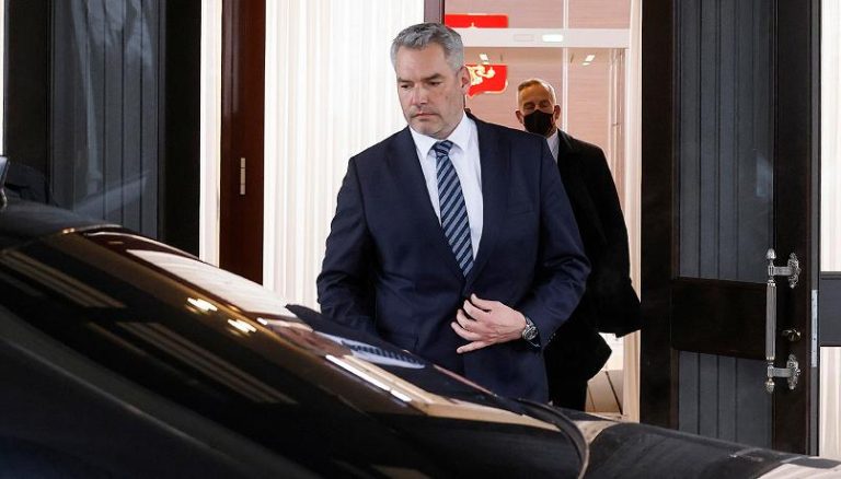 Guerra in Ucraina, faccia a faccia Putin-Nehammer: “Non è stato un colloquio amichevole”