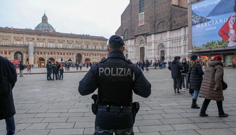 Il bilancio della polizia per il 2021: 12 latitanti arrestati, 3.441 truffe online, controllate 6 milioni di persone