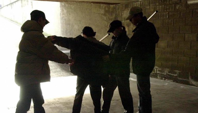 Siena, sgominata baby gang “in rosa”: aggredivano e picchiavano loro coetanee: dieci i fermi