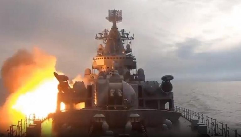 Guerra in Ucraina, dopo quasi 48 ore la Russia ammette: “L’incrociatore Moskva è affondato…”
