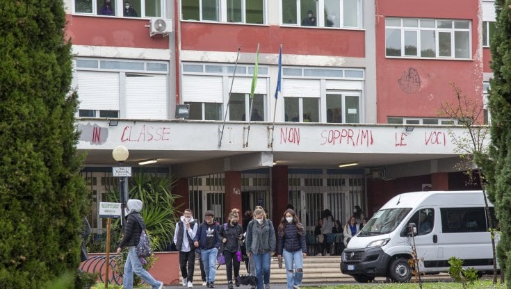 Roma, al via le ispezioni nel liceo Montale sulla vicenda della presunta relazione tra uno studente e la direttrice scolastica