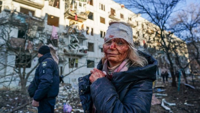 Guerra in Ucraina, la denuncia choc di Kiev: “A Bucha i soldati russi hanno stuprato 25 donne”