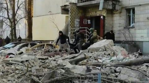 Guerra in Ucraina, il miracolo di Nastya, 2 anni, sopravvissuta alla distruzione del teatro di Mariupol